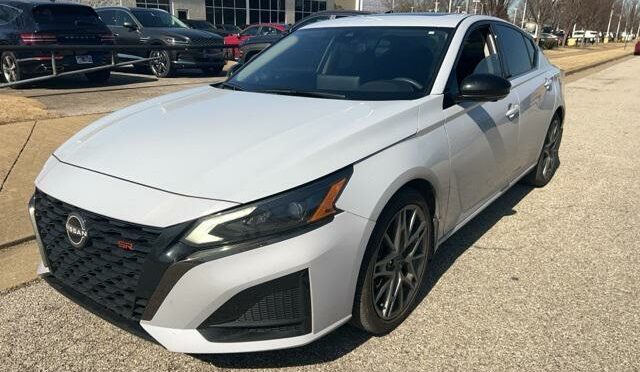 Nissan Altima (White)
